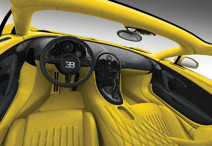 Το εσωτερικό έρχεται σε αποχρώσεις του κίτρινου και του μαύρου.